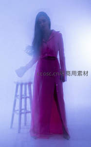 雾中紫裙女子时尚人像写真