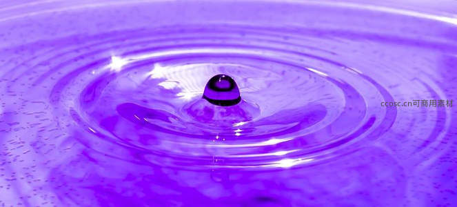 水滴瞬间，紫色涟漪中的完美对称