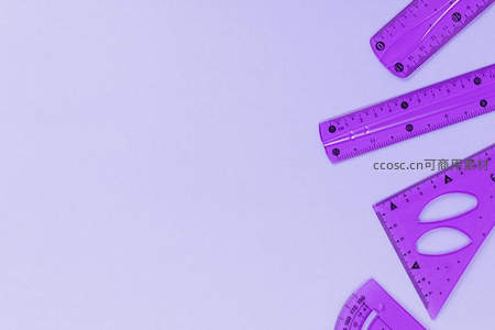 紫色尺子整齐排列在浅紫背景上