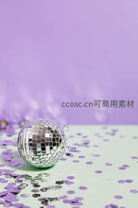 迪斯科球与紫色纸屑的派对氛围