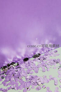 紫色纸屑堆叠的梦幻角落