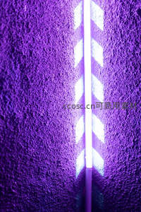 紫色墙面霓虹箭头灯