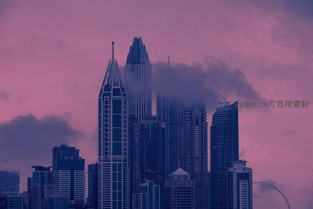 紫霞笼罩的摩天都市剪影