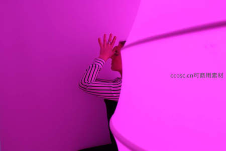 粉紫光影中的沉思侧影