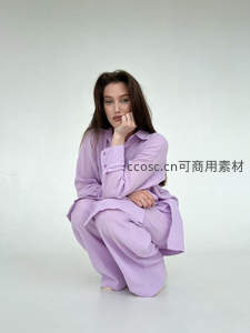 淡紫套装女子静坐凝思展现简约时尚