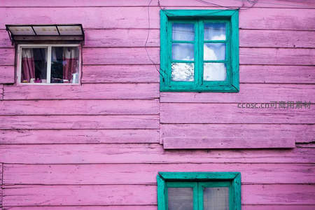 粉色木屋配翠绿窗框，童话般温馨可爱