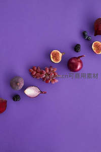 紫色背景上新鲜果蔬静物组合
