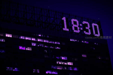 夜幕高楼紫色数字时钟闪烁