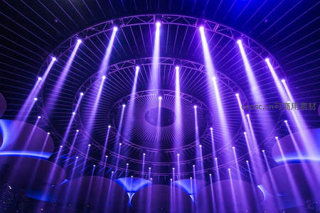 穹顶之下紫色光束交织的梦幻舞台