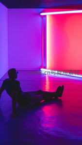 霓虹光影中的静谧沉思