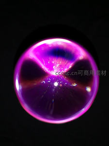 水晶球内绽放的紫色星芒