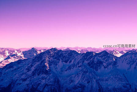 紫霞映雪峰，壮丽山河如梦似幻