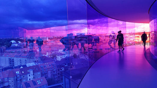 玻璃廊道观城景，霓虹光影交织未来感