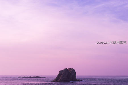 粉紫暮色中的孤岛礁石