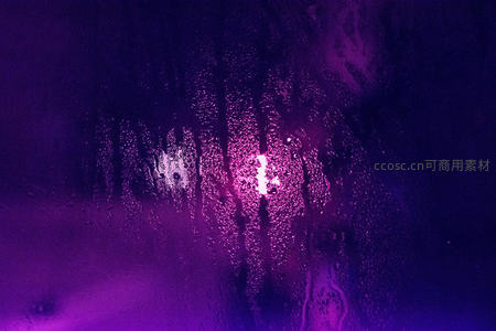 雨滴水珠中的梦幻紫光世界