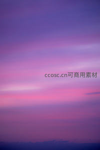 紫霞满天，云层如绸缎般铺展