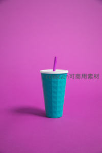 青蓝杯身配紫吸管，纯色背景显简约时尚
