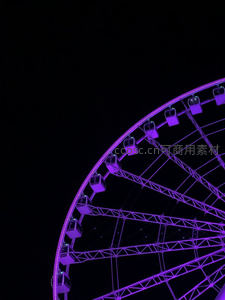 夜幕下摩天轮紫光闪烁，钢铁骨架勾勒梦幻轮廓