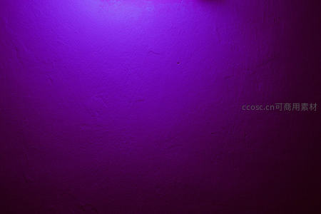 深紫光影洒墙面，肌理质感尽显艺术氛围