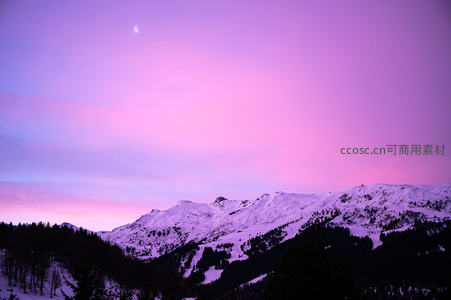 粉紫霞光映雪峰奇景