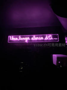 紫色霓虹灯牌在黑暗中散发柔和浪漫光芒