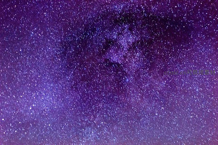 深邃紫夜空中繁星点点如钻石洒落天幕