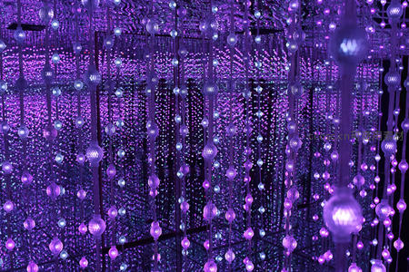 沉浸式紫色光球装置，如坠星河梦境