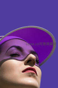 紫色光影中闭目养神的优雅女性