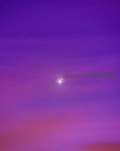 紫霞满天星芒闪烁，浪漫夜空的诗意瞬间