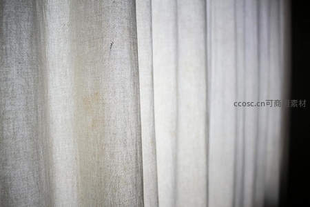 灰白布帘褶皱光影特写