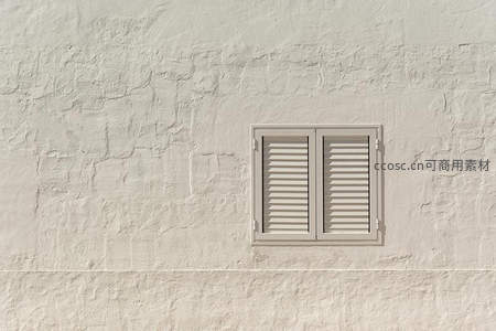 米色百叶窗嵌于斑驳墙面的几何美感