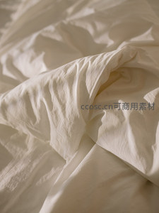 米白色床单褶皱微距，柔和光影纹理
