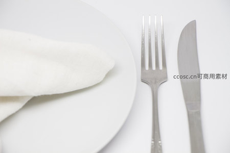 简约西餐餐具摆盘，白盘银叉刀配餐巾
