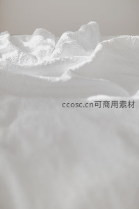 纯白织物褶皱的柔和光影特写