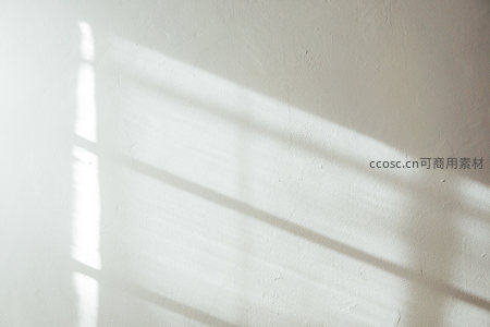 窗棂条纹光影温柔地洒落在素净墙面上