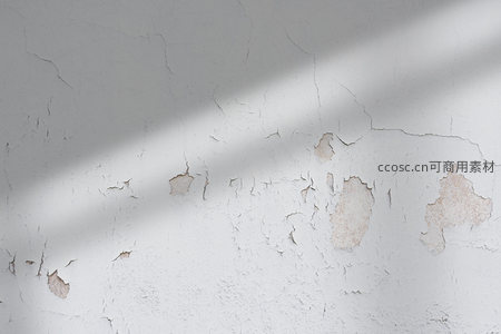 斑驳墙面与斜射光影的艺术