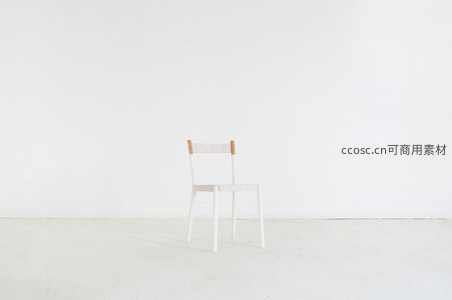 单椅静立纯白空间中