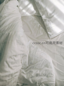 晨光中的凌乱床铺