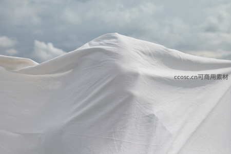 风中飘扬的白色织物