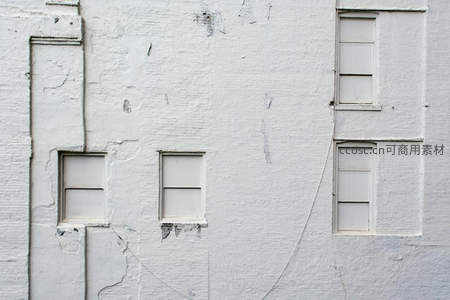 斑驳白色墙面与几何窗户构图