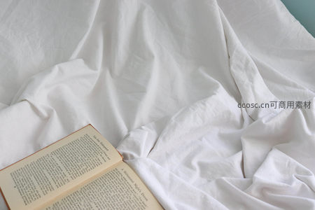 白色床单上的复古书籍静物
