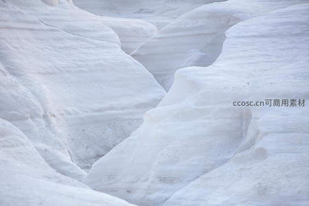 雪原沟壑的自然雕塑
