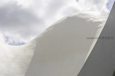 白色曲线建筑与云天