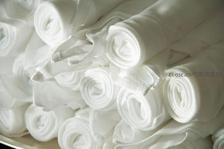 洁白毛巾卷堆叠特写