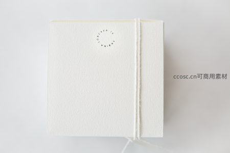 简约白色笔记本，绳索捆绑设计