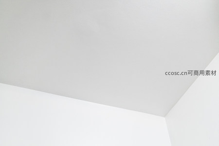 极简室内角落，纯白墙面天花板