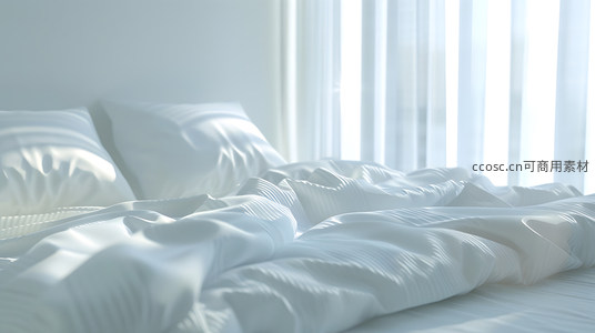 清晨阳光下的白色床铺