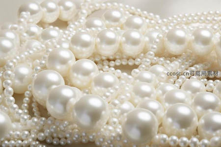 层层叠叠的珍珠项链闪耀温润光泽特写