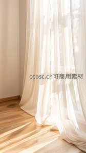 阳光穿透薄纱窗帘洒落木地板的温柔时刻