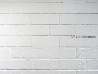 洁白砖墙整齐排列，经典建筑元素